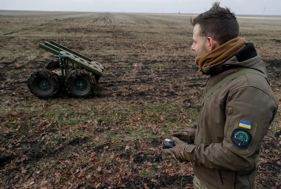 Військовослужбовець 13-ї бригади оперативного призначення «Хартія» Національної гвардії України керує наземною безпілотною машиною мінування із встановленими на ній протитанковими мінами в Харківській області в умовах нападу Росії на Україну, 13 січня 202